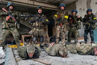 Propagandistická akce se zhroutila: Rusové přijeli pro záběry vítězství, místo toho padli do zajetí