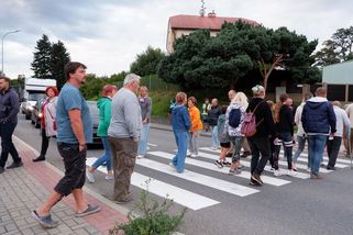 Lidé blokovali silnici, po přechodu chodili tam a zpět. Žádali otevření dálnice - Seznam Zprávy