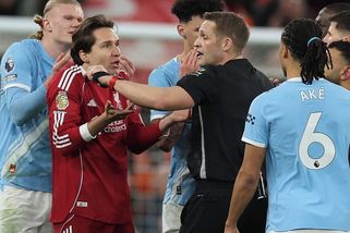 Absurdní závěr anglického šlágru. Sudí zrušil gól a raději vylučoval. Naštval úplně všechny - Sport.cz