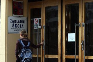 Žák dostal v Praze třídní důtku za zabití slimáka. Roste z něj tyran, zlobí se část lidí. Ostatní se trestu vysmáli – eXtra.cz