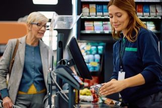 „To někdo ještě používá?“ Pokladní zesměšnila zákaznici kvůli stravenkám, ta ji klidně usadila