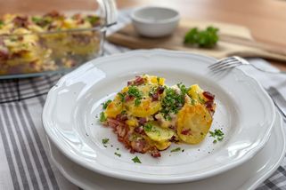 Stačí pár běžných surovin, jeden pekáček a za hodinu servírujete teplé a syté jídlo pro celou rodinu | Apetit