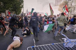 Chaos v Madridu. Poslední etapa Vuelty byla kvůli demonstrantům ukončena - Sport.cz