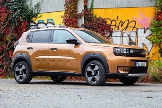 Jásejte, obyčejní lidé. Na trh přichází dvě krásná normální auta pro běžné smrtelníky. Jedno stojí 380 tisíc, druhé 410 tisíc - Autobible.cz - Předjedeme vaše představy!