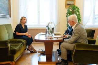 Bursíková Jacques má řešit šikanu u vojáků. Sama tvrdí, že čelí tlaku šéfa - Seznam Zprávy