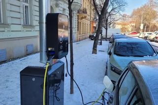 Dostali jsme pokutu za stání na nabíječce, i když jsme měli elektromobil. Jde totiž o kabel