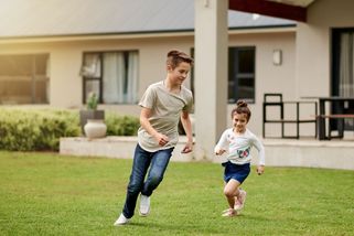Švagrová mi pomáhala s dětmi. Až později jsem zjistila, proč tak trvala na tom, abych byla doma sama - Médium.cz