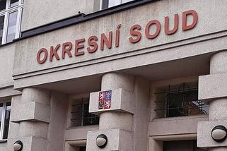 Zlomeniny, modřiny po celém těle. Soud řeší týrání chlapce v Postoloprtech