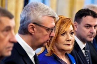 Stanjurovo letadlo, Schillerové vrtulník. Výbor doporučil poslancům schválit rozpočet se schodkem 310 miliard - Novinky