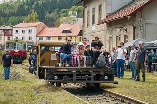 Turistická železnice u hranic se letos rozjede naplno. Spolek opravuje nádraží