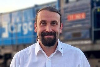 Není to nefér? 20 kamionů na silnici nevadí, ale na dráhu náklad nesmí