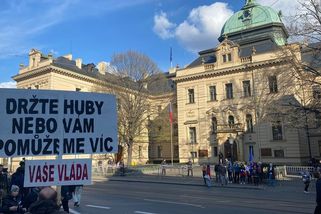 Odpůrci demonstrace vyvěsili ukrajinské vlajky. Ostrá slova padala z obou táborů - Seznam Zprávy