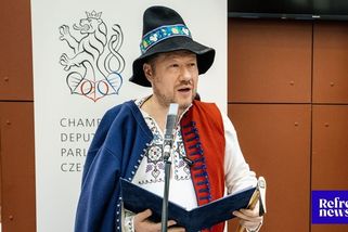 FOTO: Poslanci a poslankyně vyrazili do práce v krojích