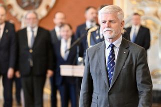 Prezident Pavel projednal povýšení generálů, premi...