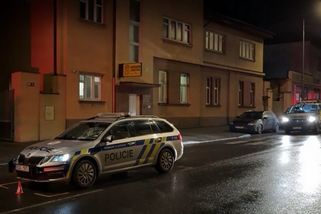 Nejméně dva těžce zranění chodci vinou policejních rámů