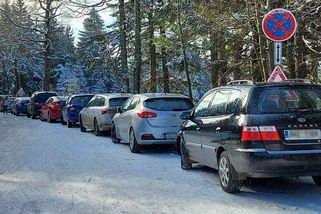 Řidiči ucpali auty Deštné v Orlických horách - Novinky