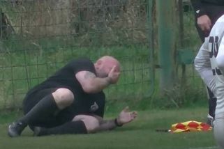 Sedm červených karet, napadený sudí, vykopnuté dveře, policie. Obvinění se brání