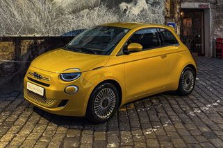 Fiat 500 se spalovacím motorem je v Česku! Roztomilost na kolech konečně startuje na konkurenceschopných penězích - Garáž.cz