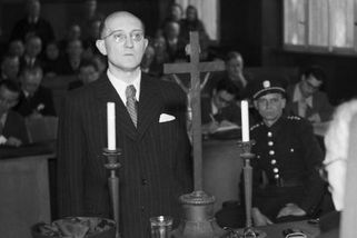 Anglie prohrála, je v područí Američanů, psal kolaborant Crha. Dostal doživotí