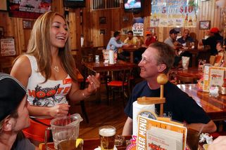 Řetězec Hooters vyhlásil v USA bankrot - Novinky