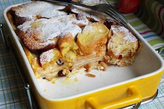 Co se zbylou vánočkou? Upečte si voňavou žemlovku, usmažte tousty nebo zkuste pudink