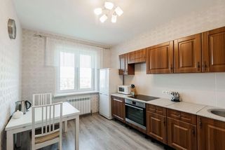 Poznatsvět | Únava z minimalismu: Do módy se vracejí útulné kuchyně s dřevěnými skříňkami jako z 80. let