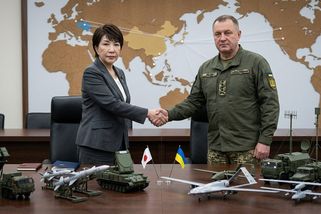 Historický obrat: Japonsko chce poslat Ukrajině vojenskou techniku