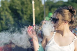 Itálie znovu zpřísňuje zákaz kouření, dotkne se i Čechů