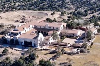 Bývalý Epsteinův ranč pohledávají vyšetřovatelé. Prověřují tvrzení o pohřbených dívkách - Novinky