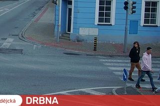 Muž bez důvodu napadl cizince, který skončil v nemocnici. Policie pátrá po trojici mladíků