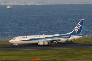 Další problém Boeingu. Letoun japonských aerolinek musel přistát kvůli naprasklému sklu v kokpitu - Novinky