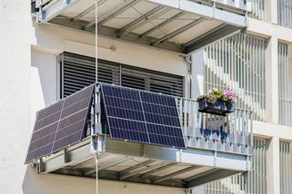 Majitelé balkonových solárních elektráren doplácejí na svou nerozvážnost. Nic nevydělávají a ještě mají kontroly z úřadu