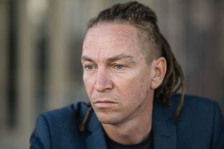 „Nenechám se zastrašit.“ Útočník poničil kancelář Ivana Bartoše - Seznam Zprávy