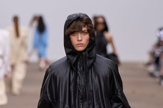 Trendy 2025: Léto patří botám po babičce, boxing tenisky jsou hitem