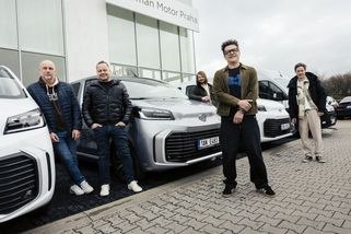 Kapela Chinaski nafasovala nová auta! Na turné je doprovodí úsporné SUV i praktické dodávky - Garáž.cz