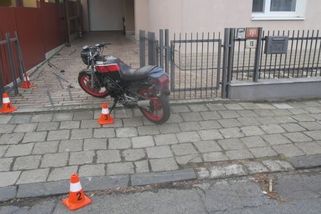 Opilý, zdrogovaný a bez řidičáku narazil s motorkou do plotu - Novinky