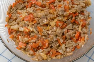 Tenhle salát zachránil už nejednu naši večeři! Nejlépe chutná s krajícem chleba a sklenkou oroseného piva - hotový je za pár minut