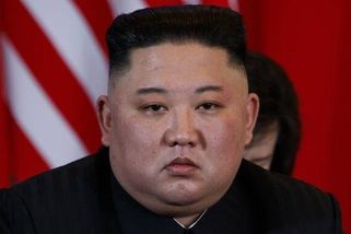 Internet se baví snímkem Kim Čong-una u severokorejského vepřového. Je to ten druhý zprava