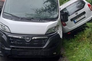 Na úzké cestě u Jihlavy se potkala dodávka s autem. Ani jeden řidič neuhnul - Novinky