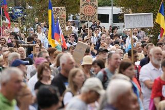 Před ruskou ambasádou si srpen 1968 připomněly stovky lidí s ukrajinskými vlajkami - Novinky