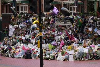 Rodina i fanoušci se v Birminghamu loučí s Ozzym Osbournem - Novinky