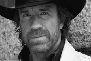 Rodina popsala poslední minuty života Chucka Norrise. Byl obklopen blízkými, otazníky jsou kolem příčiny smrti