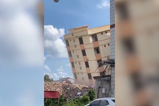 Demolice se zvrhla. Bagrista na sebe shodil celý barák | Vrtáci při práci