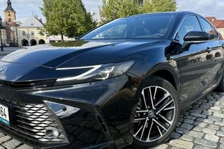 Recenze: Nová Toyata Camry jezdí úsporněji než rachotící turbodiesely