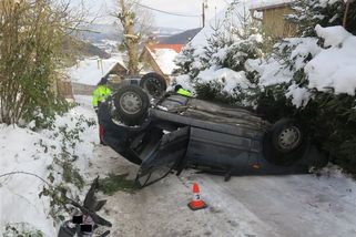 Řidič na Zlínsku převrátil felicii plnou mladíků. Jeli po neudržované silnici - Novinky