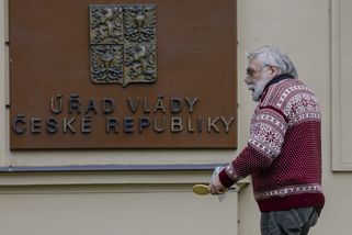 Sto tisíc? Jako odškodnění za estébáckou šikanu je to málo, zlobí se disident — HlídacíPes.org