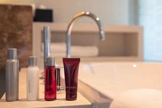Berete si z hotelů miniaturní kosmetiku? Brzy už možná nebudete moct - Novinky
