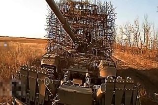 Video: ruský „ježčí“ tank vypadal nezničitelně, a nakonec usnadnili jeho zničení sami Rusové. Měl prorazit cestu celému konvoji