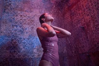 Chcete se lépe vyspat? Sprchujte se potmě - Novinky