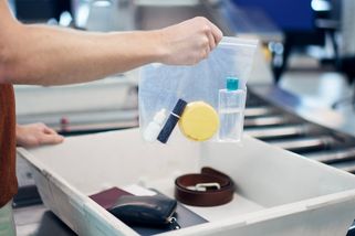 Konec 100 ml lahviček a cestovních balení? Evropská letiště čeká velká změna